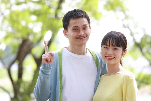 Joven Pareja Asiática Relajarse Verano Parque — Foto de Stock