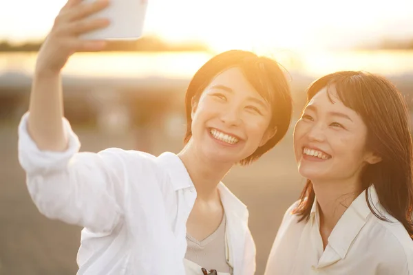 Zwei Junge Asiatische Frauen Posieren Bei Sonnenuntergang — Stockfoto
