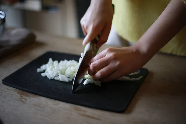 Jovem Mulher Asiática Cozinhar Cozinha — Fotografia de Stock