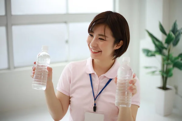 Joven Asiático Mujer Con Agua Botellas — Foto de Stock