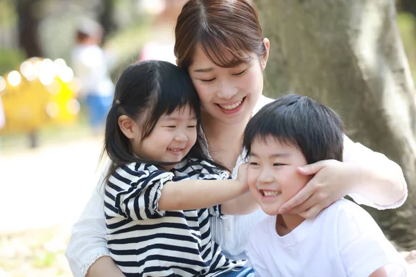 Azjatycka Rodzina Bawiąc Się Zewnątrz — Zdjęcie stockowe
