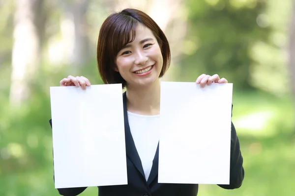 Schöne Asiatische Geschäftsfrau Mit Karten Park — Stockfoto
