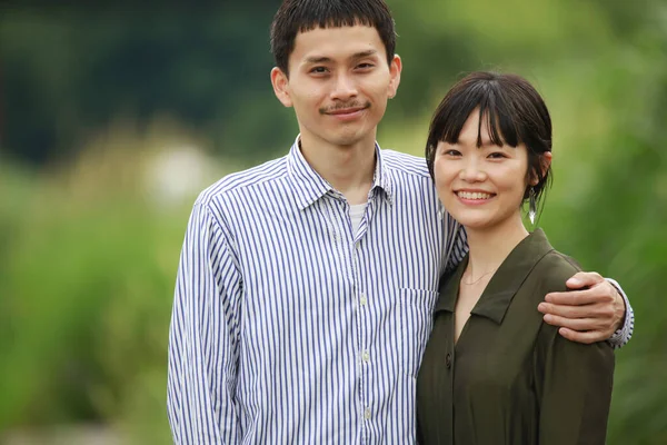 Portrait Deux Jeunes Asiatique Couple Posant Extérieur — Photo