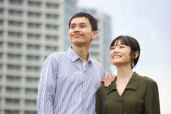幸せなアジアのカップルが新しいアパートを選ぶ — ストック写真