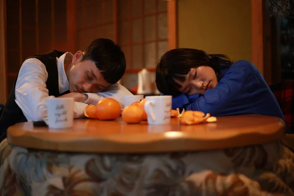 Fiatal Ázsiai Pár Alszik Asztalon Mandarin Csésze — Stock Fotó