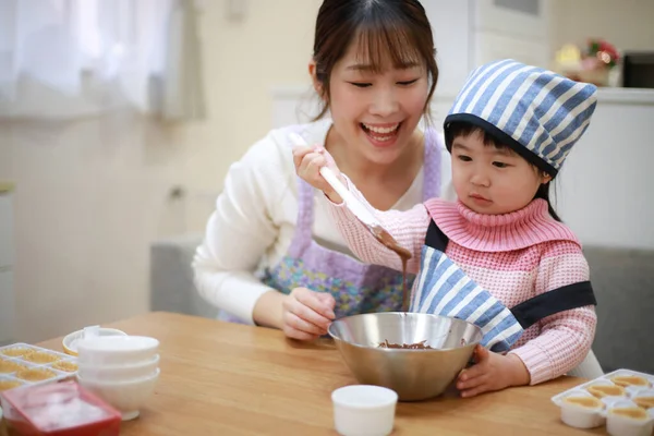 Malá Dívka Vaření Svou Matkou Kuchyni — Stock fotografie