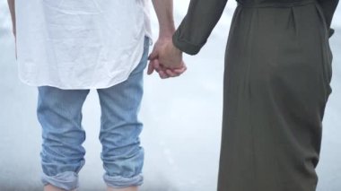 Kumsalda yürüyen bir çift.