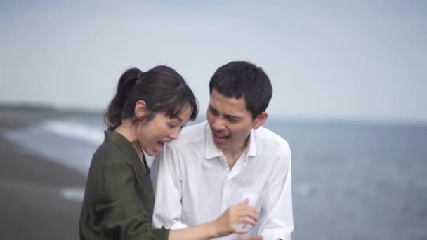Young Couple Taking Selfie Beach Smartphone Falling Water — Stock Video