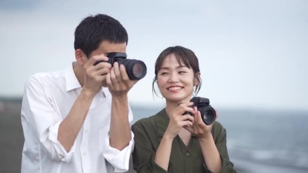 Paar Beim Fotografieren Strand — Stockvideo