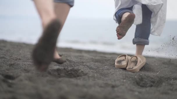 Couple Walking Beach — Stock Video