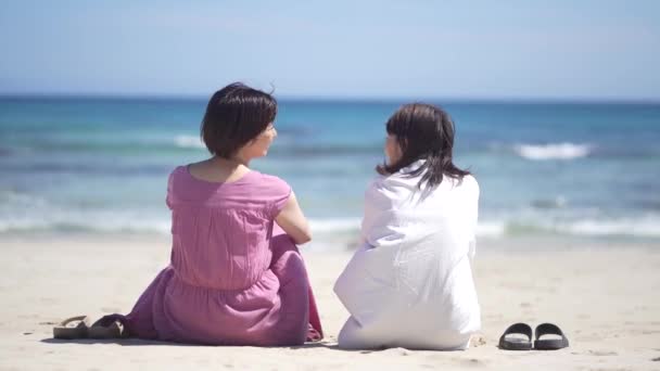 Mujeres Mirando Mar — Vídeos de Stock