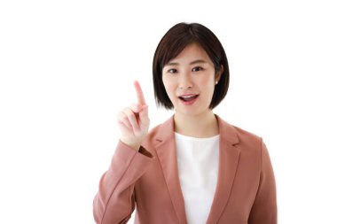 Asyalı genç bir iş kadını izole bir geçmişe işaret ediyor. 