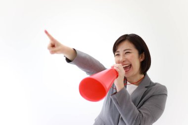 Asyalı genç bir iş kadını izole bir geçmişe işaret ediyor. 