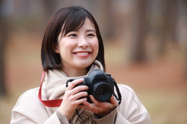 Fotoğraf çeken bir kadının resmi. 