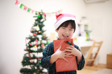 Noel hediyeli yakışıklı Asyalı çocuk.