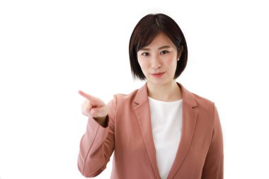 Asyalı genç bir iş kadını izole bir geçmişe işaret ediyor. 