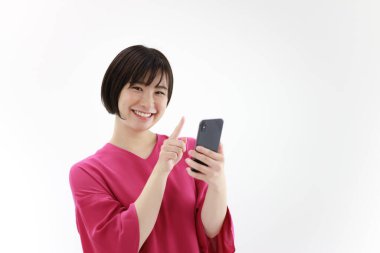 Akıllı telefon kullanan bir kadının görüntüsü