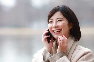 Akıllı telefon kullanan bir kadının görüntüsü