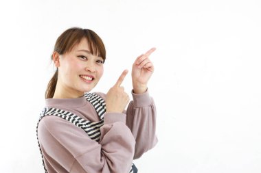 Genç, güzel Asyalı kadın stüdyo geçmişine karşı.