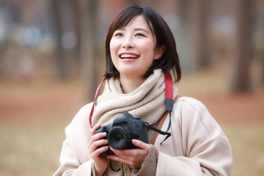 Fotoğraf çeken bir kadının resmi. 