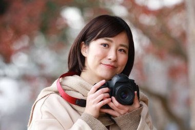 Fotoğraf çeken bir kadının resmi. 