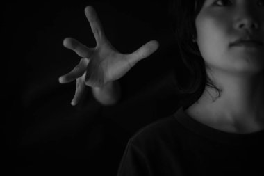 Bir kadına uzanan bir sapığın görüntüsü