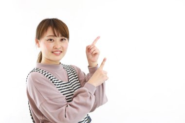 Genç, güzel Asyalı kadın stüdyo geçmişine karşı.