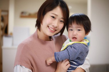 Mutlu genç anne ve küçük oğlunun portresi.