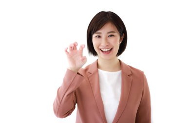 Asyalı genç bir iş kadını izole edilmiş arka planda jest yapıyor. 