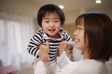 gülümseyen Asyalı genç kadın ve küçük oğlu 