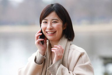 Akıllı telefon kullanan bir kadının görüntüsü