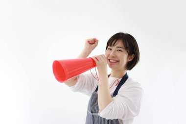 Elinde megafonla tezahürat yapan bir kadın.