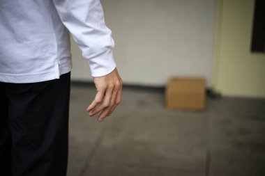 Ertelenmiş teslimatı çalan bir adamın görüntüsü