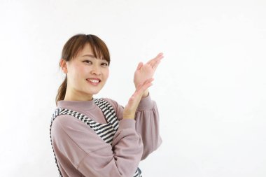 Genç, güzel Asyalı kadın stüdyo geçmişine karşı.