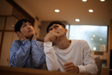 Binadaki komşu daireden gelen gürültüden dolayı kızgın Asyalı çift.