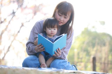Anne ve kızı okuma kitabı Park