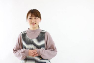 Genç, güzel Asyalı kadın stüdyo geçmişine karşı.