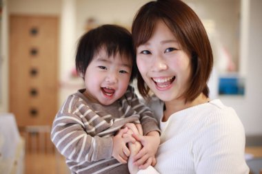Mutlu Asyalı anne ve küçük oğlu