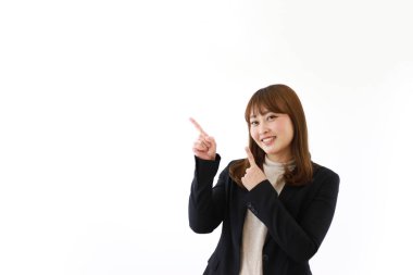 Genç, güzel Asyalı kadın stüdyo geçmişine karşı.