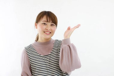 Genç, güzel Asyalı kadın stüdyo geçmişine karşı.