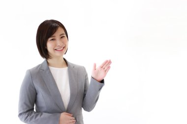 Genç, güzel Asyalı kadın stüdyo geçmişine karşı.