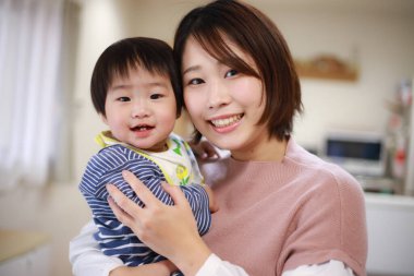 Mutlu genç anne ve küçük oğlunun portresi.