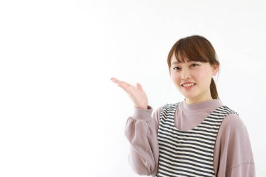 Genç, güzel Asyalı kadın stüdyo geçmişine karşı.