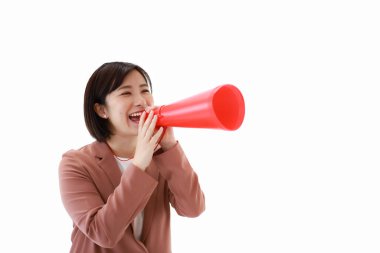 Beyaz arka planda megafonlu genç Asyalı kadın.