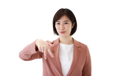 Asyalı genç bir iş kadını soyutlanmış arka planda hareketler yapıyor. 