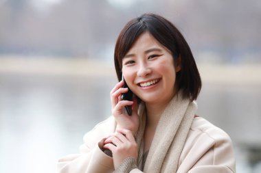 Akıllı telefon kullanan bir kadının görüntüsü