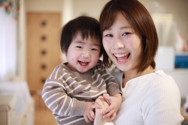 Mutlu Asyalı anne ve küçük oğlu