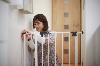 Annenin güvenlik önlemleri aldığı görüntü