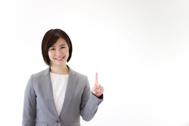 Genç, güzel Asyalı kadın stüdyo geçmişine karşı.