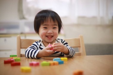 İngilizce öğrenen bir çocuğun görüntüsü